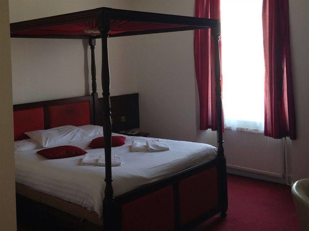 The Saracens Head Hotel Great Dunmow Extérieur photo