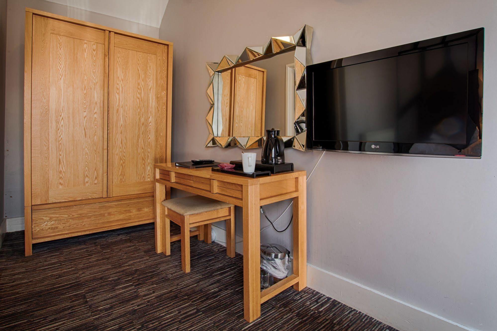 The Saracens Head Hotel Great Dunmow Extérieur photo
